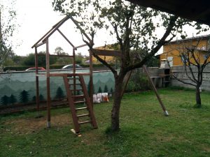 Casita de madera con columpio
