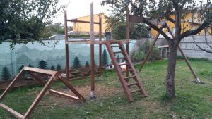 Casita de madera con columpio