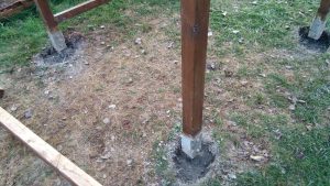 Casita de madera con columpio